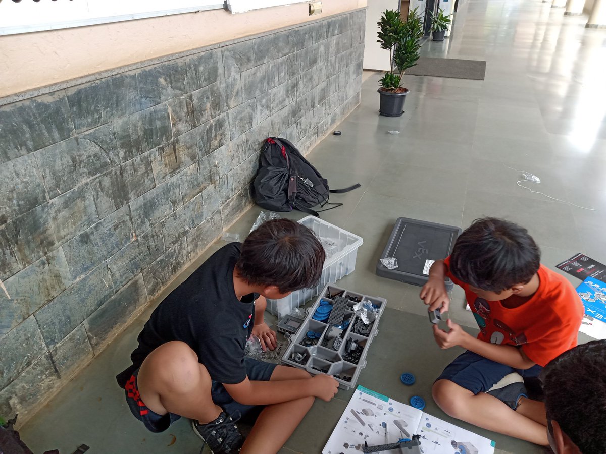 MohammedSIS's tweet photo. Robotics club students assembling their robots. Students are excited to make robots with vex robotics.@JoeALumsden @SIS_secondary @Stonehill_SIS https://t.co/vcvkKrMXt1