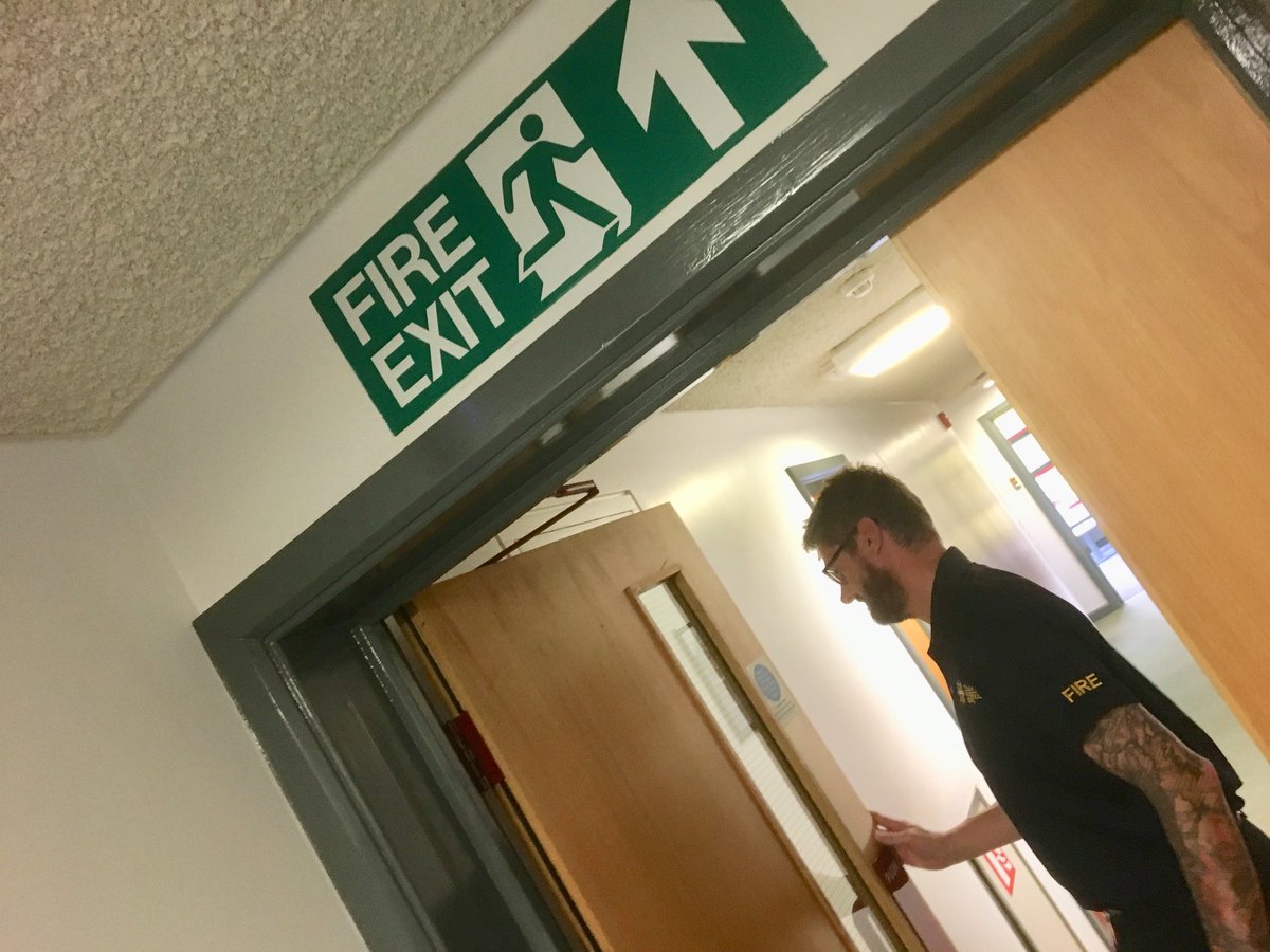 HumbersideFire's tweet photo. When did you last check your building’s fire doors? Use the #FiveStepCheck and make sure they will shut the door on fire and smoke. See our website at https://t.co/ZRzSTl2Ygo #FireDoorSafetyWeek https://t.co/x24uHpi0GI