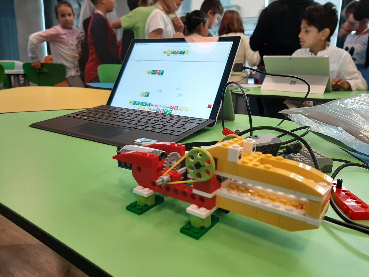 Debora_FMD's tweet photo. Laboratorio di #RoboticaEducativa alla #MicrosoftHouse di Milano!

Piccoli studenti di scuola primaria all'opera 🧐
#AmbizioneItalia @fmdigitale @microsoftitalia https://t.co/Rxw91egwDK