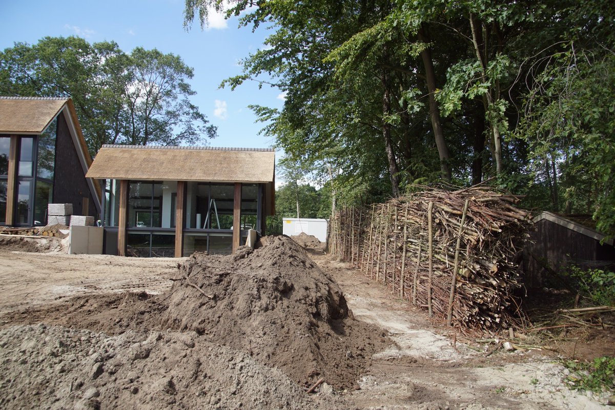 VOH_Appeltern's tweet photo. Omdat deze tuin aan een bosrand ligt, wordt alles in het werk gesteld om deze tuin een zo natuurlijk mogelijke uitstraling te geven.

Als afscheiding en niveauopvang hebben we diverse houtwallen van gestapelde boomstammen en takkenrillen van snoeihout aangebracht. https://t.co/KWMTOTKj0Z