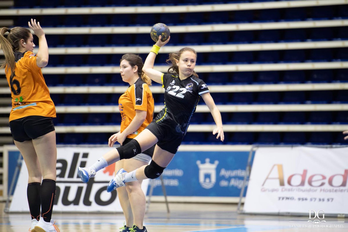 RENOVACIÓN 🖋 | Nerea Guerrero firma con el Colomer Dental Algeciras.
bmciudaddealgeciras.com/component/cont…