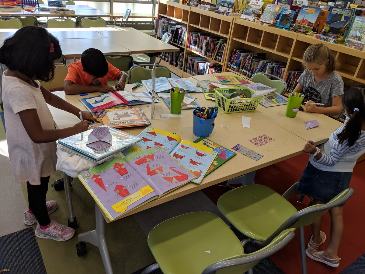 KESLibrary2's tweet image. Everyone is smiling on Wonder Wednesday in the LLC! @KESLibrary2 @hcpslib @shann1189