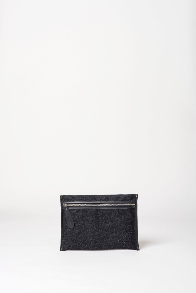 Cherchbi's tweet photo. Our small Docket zip flat pouch is a timeless and versatile accessory, perfectly sized for carrying your daily essentials #heritagebrand #madeinuk https://t.co/tbxbHBvT96