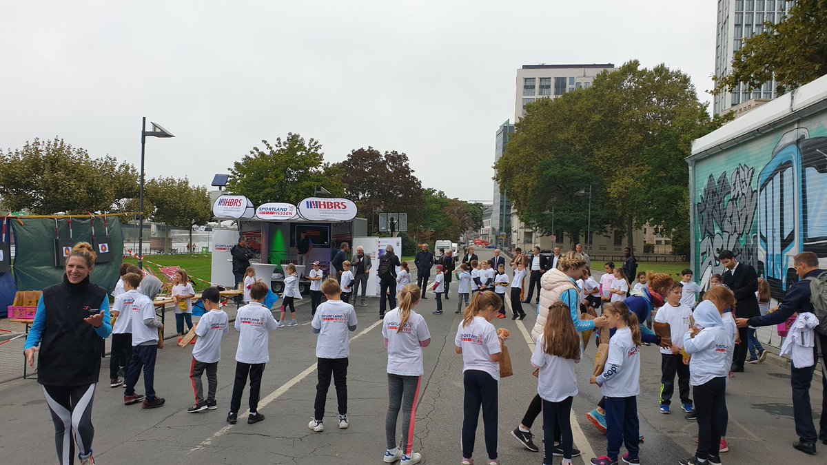 Will_Sonnenberg's tweet photo. 4.Tag wir vom #TeamInklusion @lsb_hessen @MarcMercurio1 sind heute mit dem #InklusionsMobil wieder auf der #BeActive Woche @Stadt_FFM. Heute mit dem #MinisteriumDesInnernUndFürSport
#Sport #MenschenMitBehinderung #RegenEgal #EinfachMalMachen  #WeilWirSkönnen https://t.co/Hy760IgpGb