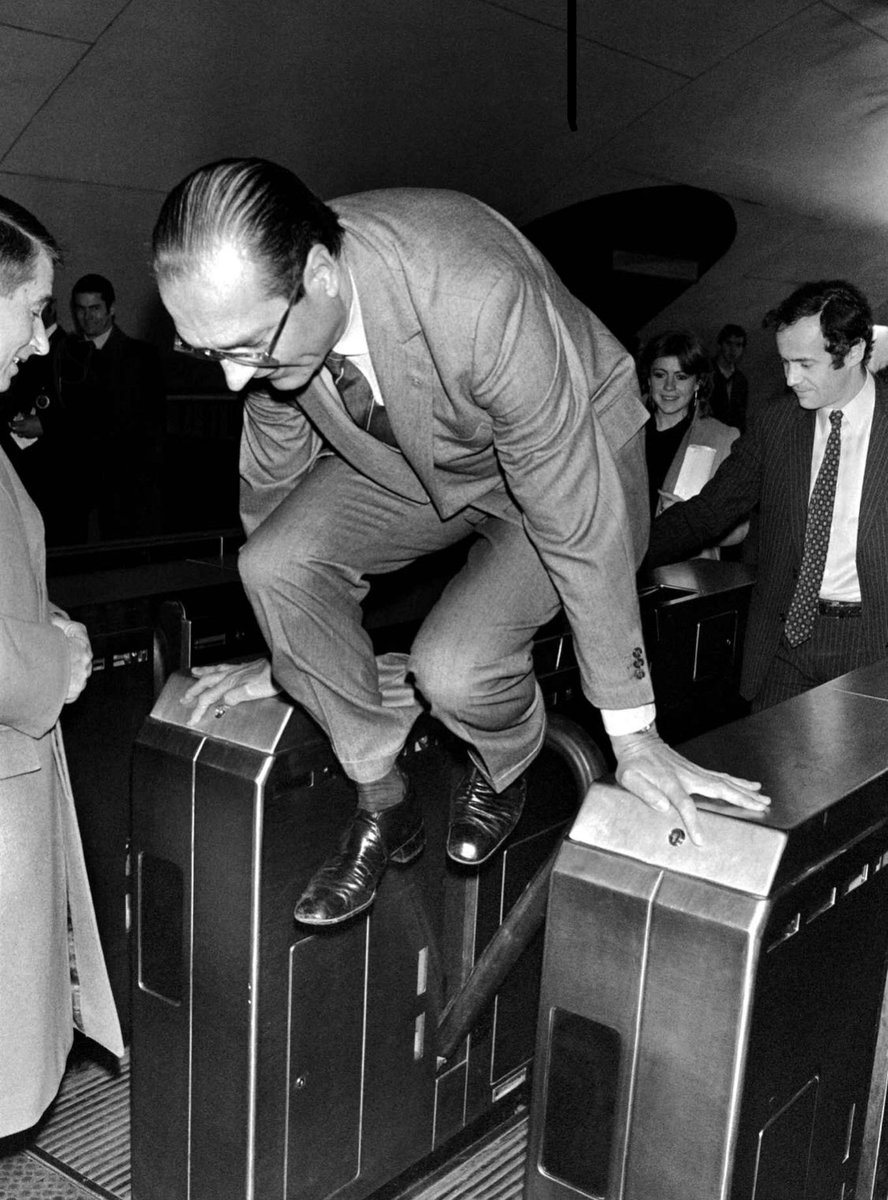 Après la femme de ma vie, c’est au tour de mon amoureux politique de partir. Ma jeunesse broyée en 3 semaines et à tout jamais dans un camion poubelle. #forza #chirac #respect #jeunesse #aurevoirpresident