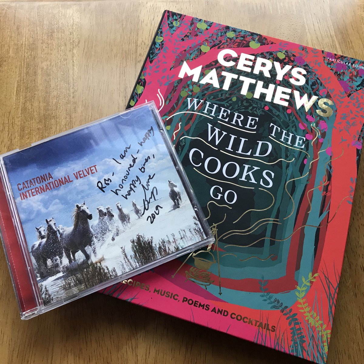 robshielsmusic's tweet photo. The first album I ever bought on CD (way back in 1998), signed on Tuesday by Cerys! Great to finally meet you @cerysmatthews ! https://t.co/Ze5jQe29Ah