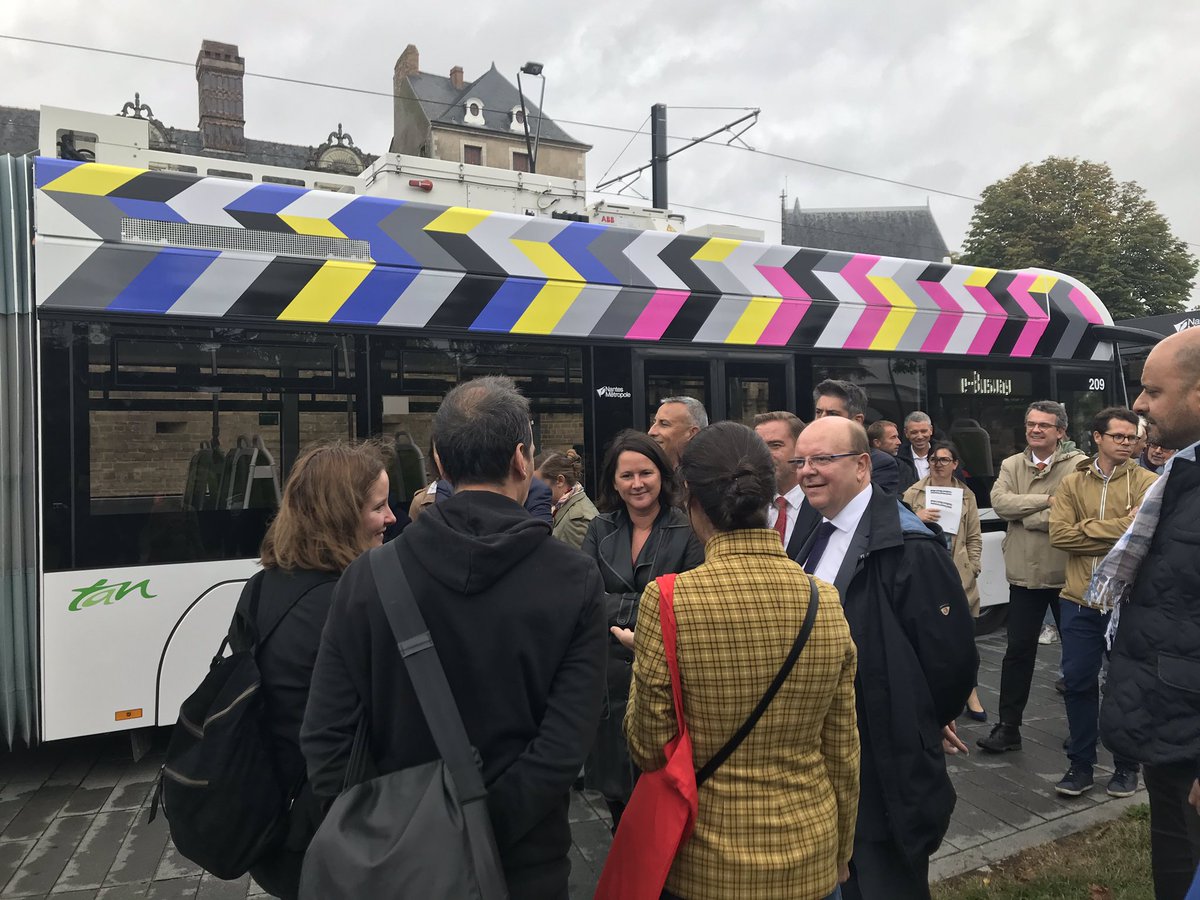AliceBarraja's tweet photo. Ils sont très grands, ils sont très lumineux, ils sont très innovants et ils sont très beaux : ils sont enfin la les nouveaux e-busway nantais 🍾🥂 @pascalbolo @Bertrand_Affile #premièremondialeetcestanantes https://t.co/PqzwuOghTy