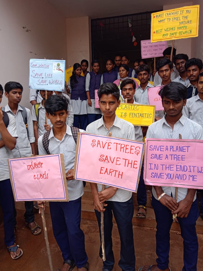ChitradurgaGpt's tweet photo. Public awareness procession was held by NSS team today with students . a) save tree, save earth. b)avoid plastic c) avoid environmental pollution. d) follow traffic rules. e)giving compulsory education to every child. https://t.co/0eH7hY3EFm