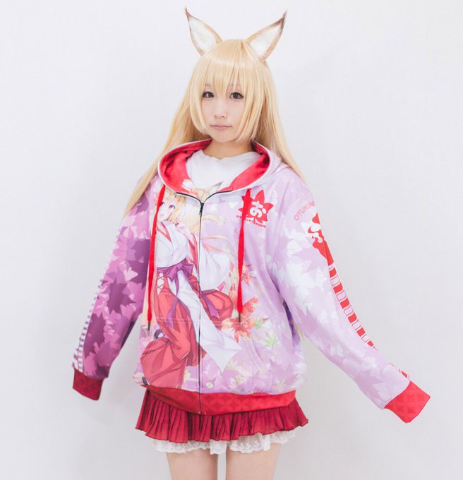 コミ1で頒布する耳付きフルグラフィックパーカーです。サイズはLとXL(写真はLサイズ着用)左袖部分には狐面、襟内側にも印刷があり全面印刷ならではのデザインにしました。これからの季節にぴったりな一枚、是非よろしくおねがいします🍁
モデル:七星めろんさん
 制作:フルグラフィックファクトリー様 