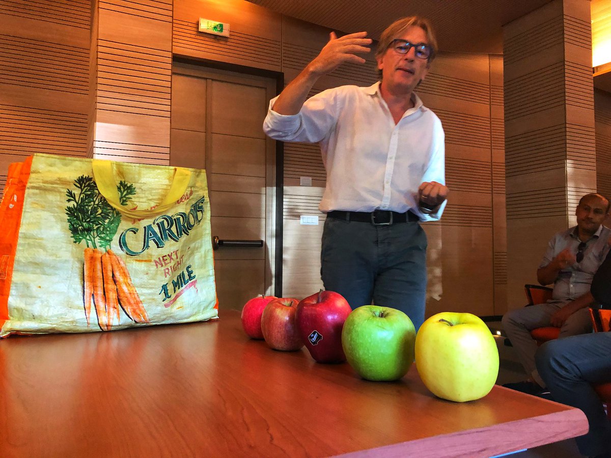 agronotizie's tweet image. #biotechweek @CREA_Ricerca 
Queste mele esistevano 40 anni fa?

#miglioramentogenetico fra progresso e innovazione

In foto: Luigi Cattivelli, CREA

@CiboPer_LaMente @plantgest @ImageLine1504 @tommaso5mani