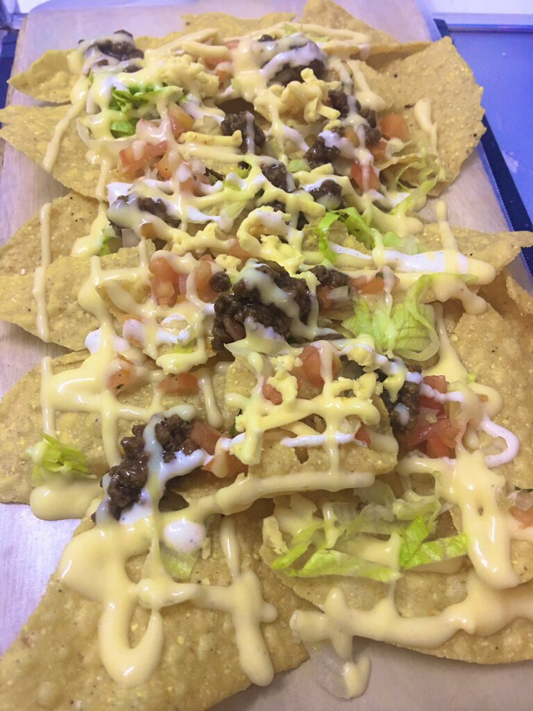 LemonSeedPH's tweet photo. Nacho Supremo ✊🏼

😃Busog for one 
😋Pwede din pang dalawahan

#PwedeNaRhymingNaman 🤪 https://t.co/sgiOY3kXTp