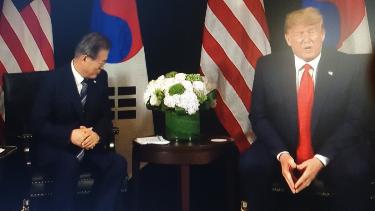 어쩐지 a4가없다했더니 테이블위에꺼 쳐보고있다.
빠가대가리가 확실하다.
서울로오지말고 평양공항으로 직행해라.