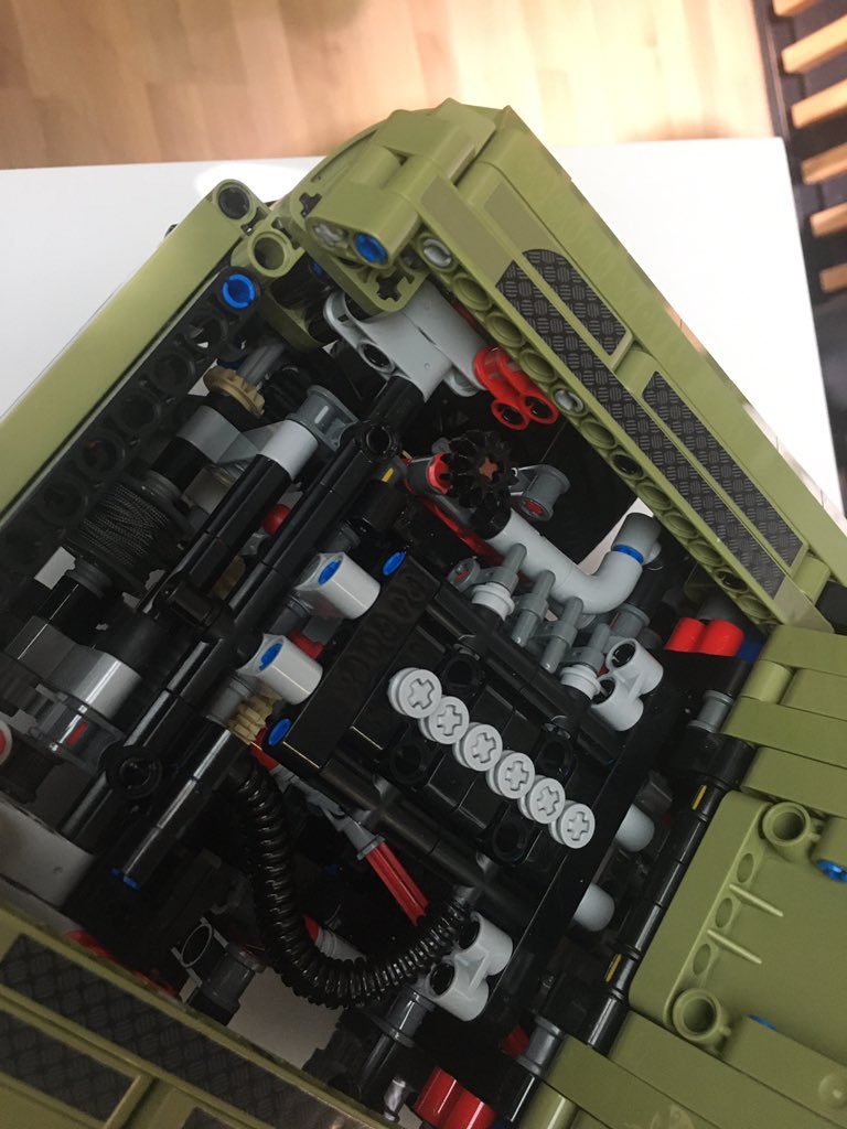 sidpatankar's tweet photo. Working gearbox, differential, independent suspension, steering! And there’s an engine too but still zero emissions;) That’s the #Lego #Defender SVP https://t.co/1s4iMbdEVn