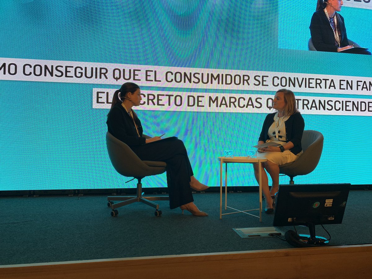 nuriavilanova's tweet photo. @txelljuve @juveycamps “nos acercamos a las nuevas generaciones de la mano de nuevos artistas y el lanzamiento de nuevos productos. Pero nuestros clásicos siguen siendo nuestros pilares”
#lacomunicacionhoy #IICongresoIberoamericanoComunicacion @Atrevia Hoy en Barcelona https://t.co/0HyplKs8Zr