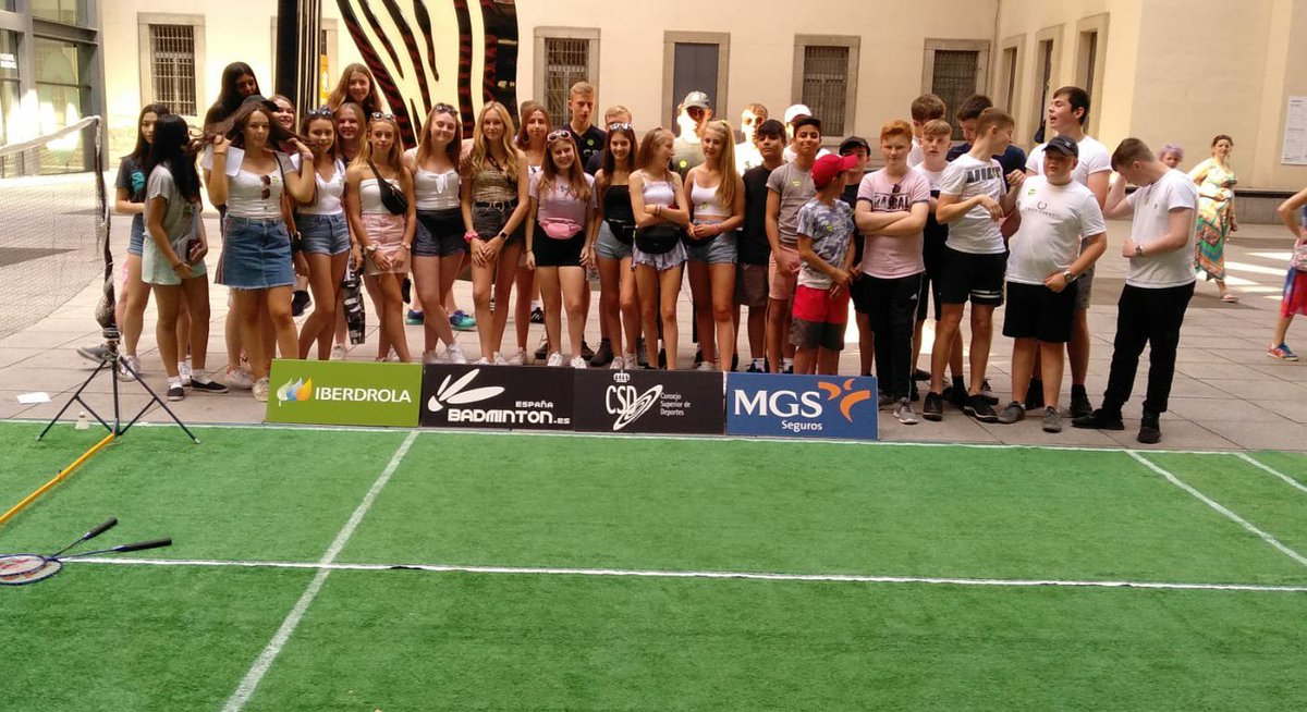 BadmintonESP's tweet photo. @deportegob @clarazurmendi @museoreinasofia @LPenalverPodium 🎥 Nuestros @ClarAzurmendi y @LPenalverPodium ya están en el 🏛️ @MuseoReinaSofia disfrutando de la #SED19 #HazDeportePracticaCultura con muchos visitantes de distintas nacionalidades 🌍 https://t.co/9brwqAg9rl