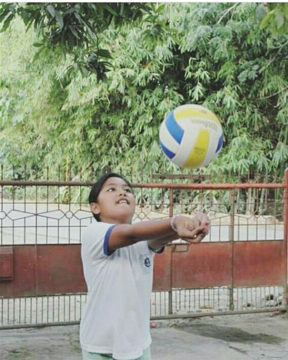 juvilbrainnn's tweet photo. 🙌 Awieee, the 1st photo was taken 8 years ago 💙🏐

(Thank you LiceoU Student Press for the 2nd photo😊) https://t.co/PBIYN9ioYZ