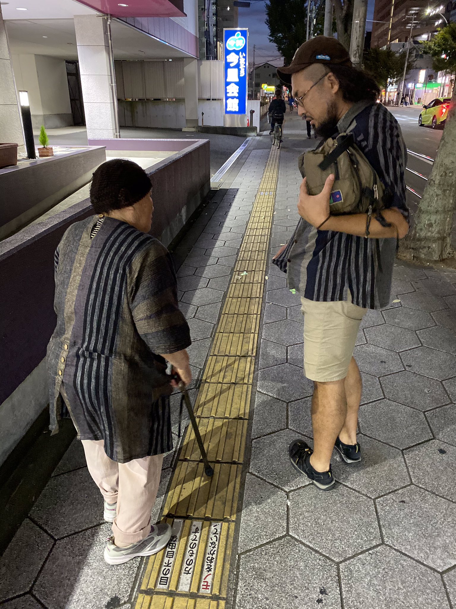 画像 大阪の街を歩いてたら まったく同じ生地を使った服を着たおばちゃんと遭遇して 思わず声をかけました 僕はタイのナイトマーケットで 彼女は四国で買ったそうです H Matomehub まとめハブ
