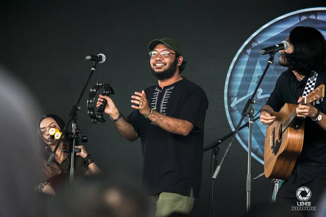 payishh98's tweet photo. "Without music, life would be a mistake"
@mafidzofficial @daliafarhana @naimdanielx
.
.
#lenteproduction #ayishphotgraphy #photography #photographer #technology #camera #cameraman #malaysia #mmu #convofest19 #streetphotography #visitmalaysia #street https://t.co/vb1zEkhELn