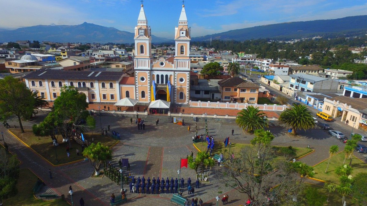 FFAAECUADOR's tweet photo. El Comando de Inteligencia Militar Conjunto, realizó la ceremonia cívico militar por conmemorarse el #DiaDeLaBanderaEC en el parque central de #Conocoto, evento que contó con la presencia de las principales autoridades e instituciones educativas de la parroquia. https://t.co/Iy1QHlGSFd