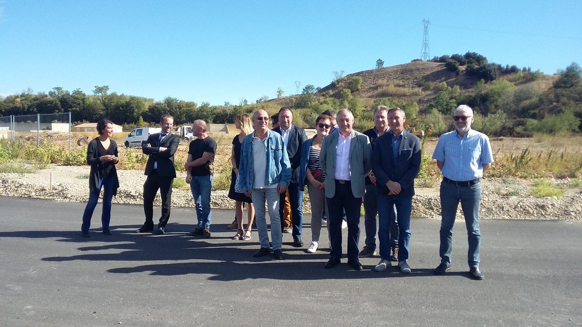 Visite de chantier 
👨‍🚒
ce matin sur le parc d'activités #Drôme Sud Provence. Les travaux d’aménagement se sont terminés en juillet 2019 sur la partie Est du parc. Le premiers acquéreurs commencent la construction de leurs bâtiments. 64 % des terrains sont vendus ou réservés. 
👍