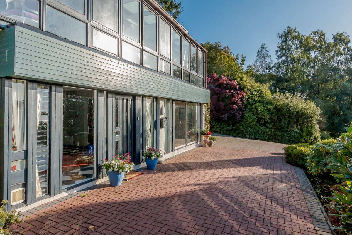 Very groovy 1970s house, and it has a pool for that Indian summer Scotland is definitely going to get any day now. scotsman.com/property/prope…