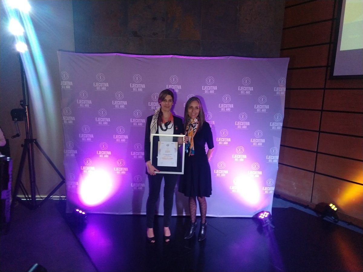 Nuestra Gerente Comercial Volvo Cars Chile Antonieta Melo, entrega el premio Mención Conciencia Sostenible a Verónica de la Cerda Gerente General de <a href="/TriCiclosB/">TriCiclos</a>