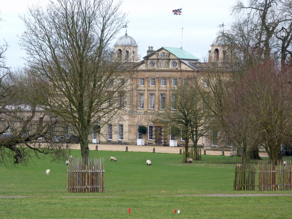 "From the Iron Age to the Nuclear Age"

A strenuous guided walk with @CotswoldsAONB Wardens on Thursday 3 October starting from the Cross Hands Hotel on the A46.

The walk has an Iron Age fort, a Roman camp, a stately home and a Nuclear Bunker.

Details at cotswoldsaonb.org.uk/guided_walks/f…