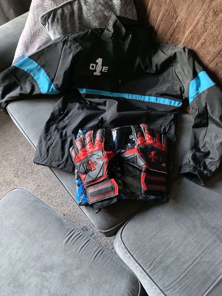 Cheers <a href="/TheOneGloveCo/">The One Glove Co</a> for fast delivery, new gloves and rain jacket just in time for training in orkneys heavy showers 😎👍🏻
