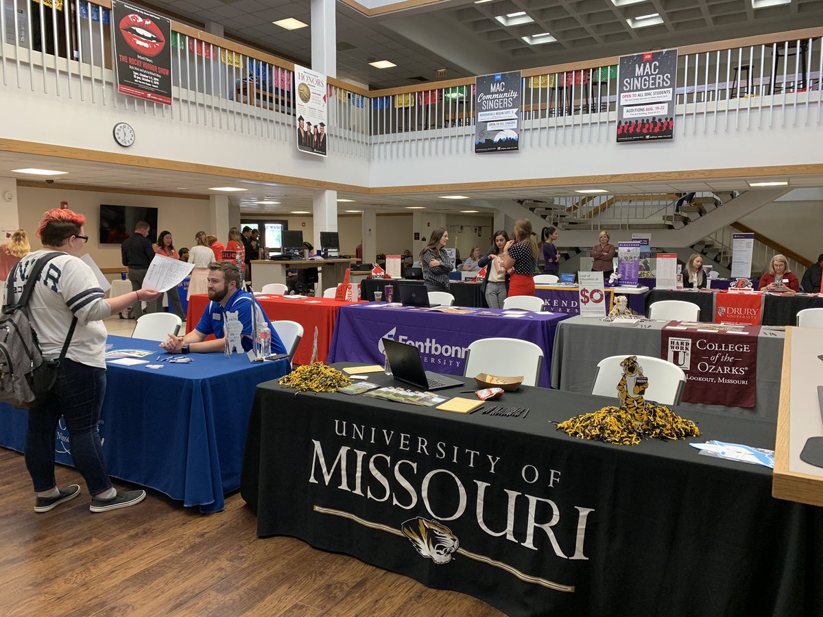 MizzouTransfer's tweet photo. It’s Transfer Fair day at @MineralAreaCC. Plenty of 🍿 & 🍕!Come chat with Kris about how to #TransferToMizzou. https://t.co/RJpVWkBSYC