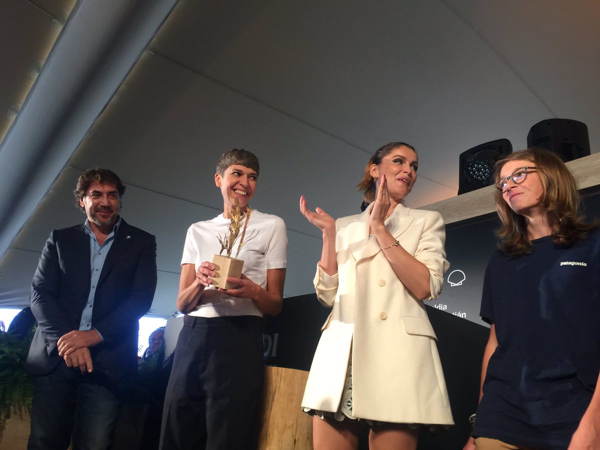sansebastianfes's tweet image. #67SSIFF
Javier Bardem hace entrega del premio Lurra de @greenpeace_esp 
a "LE MILIEU DE L'HORIZON", presentada hoy en #NewDirectors 

#HuelgaMundialPorElClima