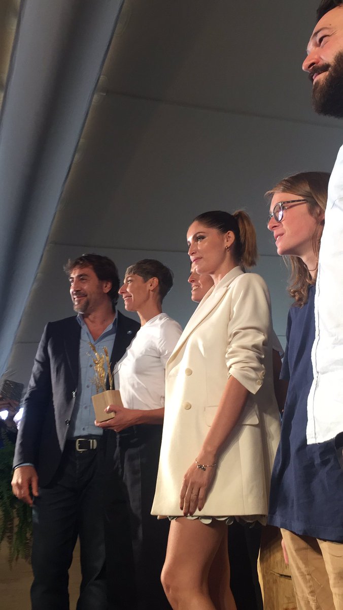 sansebastianfes's tweet image. #67SSIFF
Javier Bardem hace entrega del premio Lurra de @greenpeace_esp 
a "LE MILIEU DE L'HORIZON", presentada hoy en #NewDirectors 

#HuelgaMundialPorElClima
