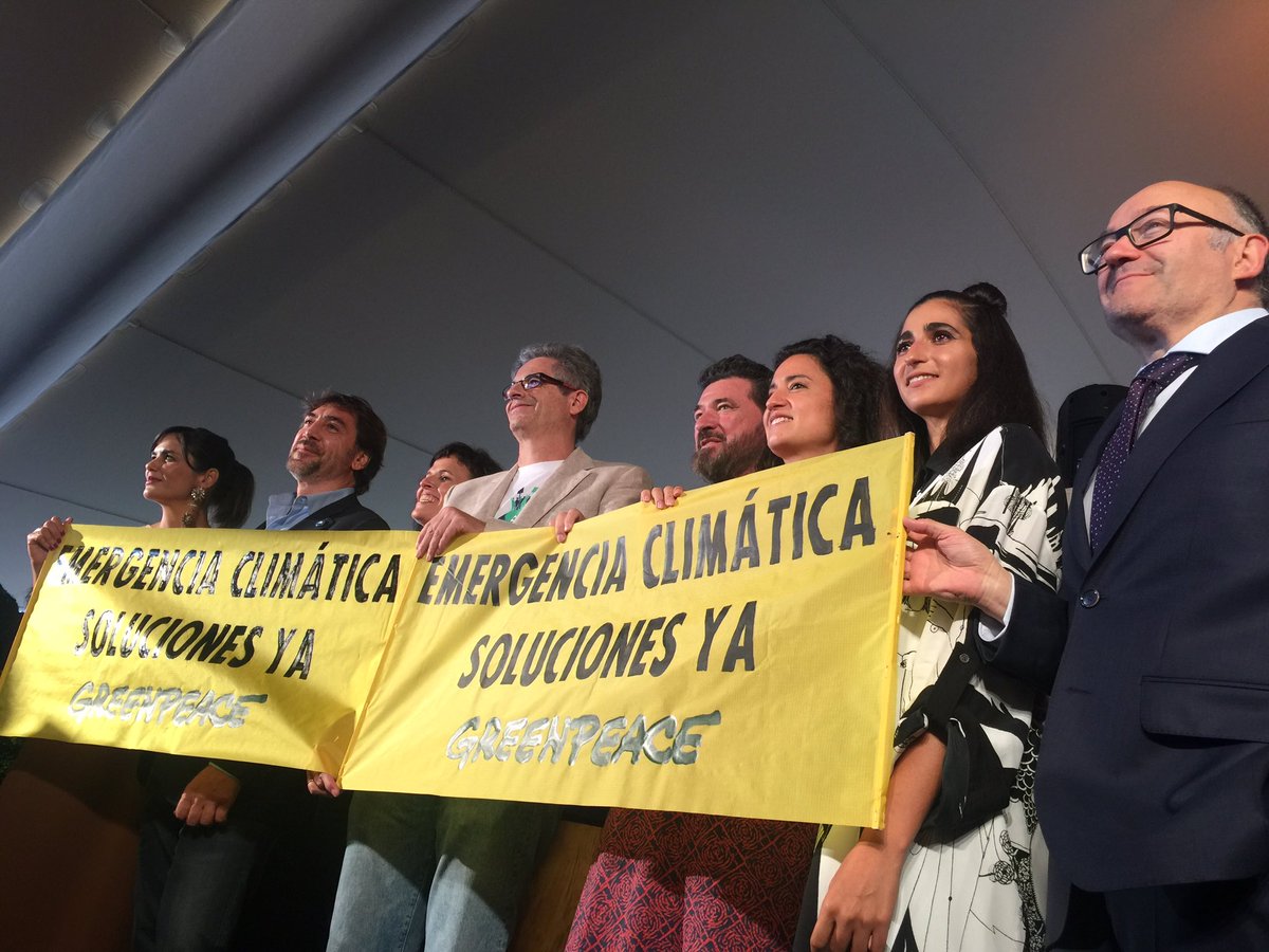 sansebastianfes's tweet image. #67SSIFF
Javier Bardem hace entrega del premio Lurra de @greenpeace_esp 
a "LE MILIEU DE L'HORIZON", presentada hoy en #NewDirectors 

#HuelgaMundialPorElClima
