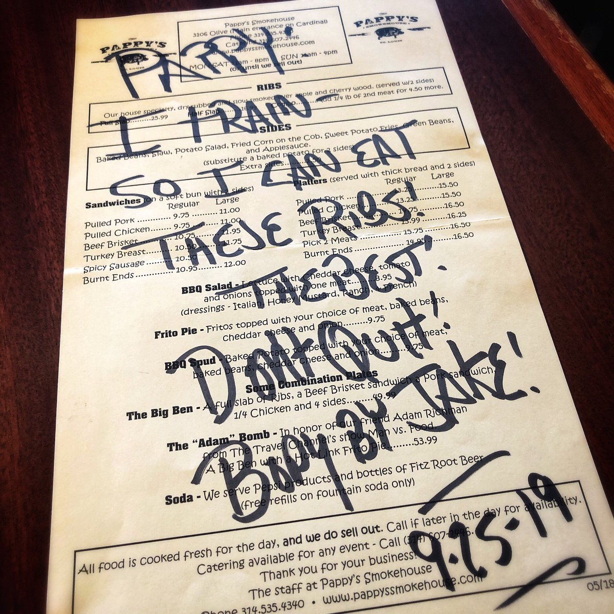 PappySmokehouse's tweet photo. “I train so I can eat these ribs!” @BodyByJake 🐖😋🏋️♂️
Thanks for stopping in Jake. Great to meet you! And thanks for the work you’re doing with our local charter schools. ❤️💪
#getfitdontquit #bodybyjake #pappyssmokehouse #stleats #stlproud https://t.co/ifNHua9IRQ