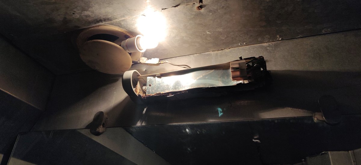 rajesh_kesavan's tweet image. Travelling in pandian express A3 coach seat no 11,shocking to see very unhygienic bed spreads, pillows and poor maintained toilets, unattended, open wires in lavatory #IndianRailways #RailMin #RailwaySeva
#GMSRailway #Rail #PiyushGoyal definitely doesn&apos;t deserve to to pay for ths