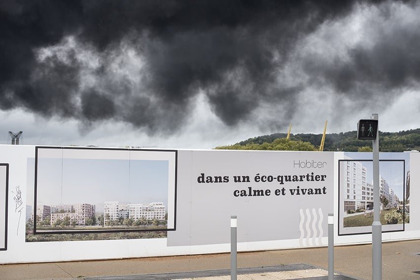 Il est rare de tomber sur une photo qui résume aussi clairement les travaux de sociologie urbaine critique &amp; de géographie radicale. Je l'intègre illico dans le diaporama de mon cours sur le développement urbain durable.
#Lubrizol #Rouen
📷: Marie Hélène Labat via @nicohaeringer