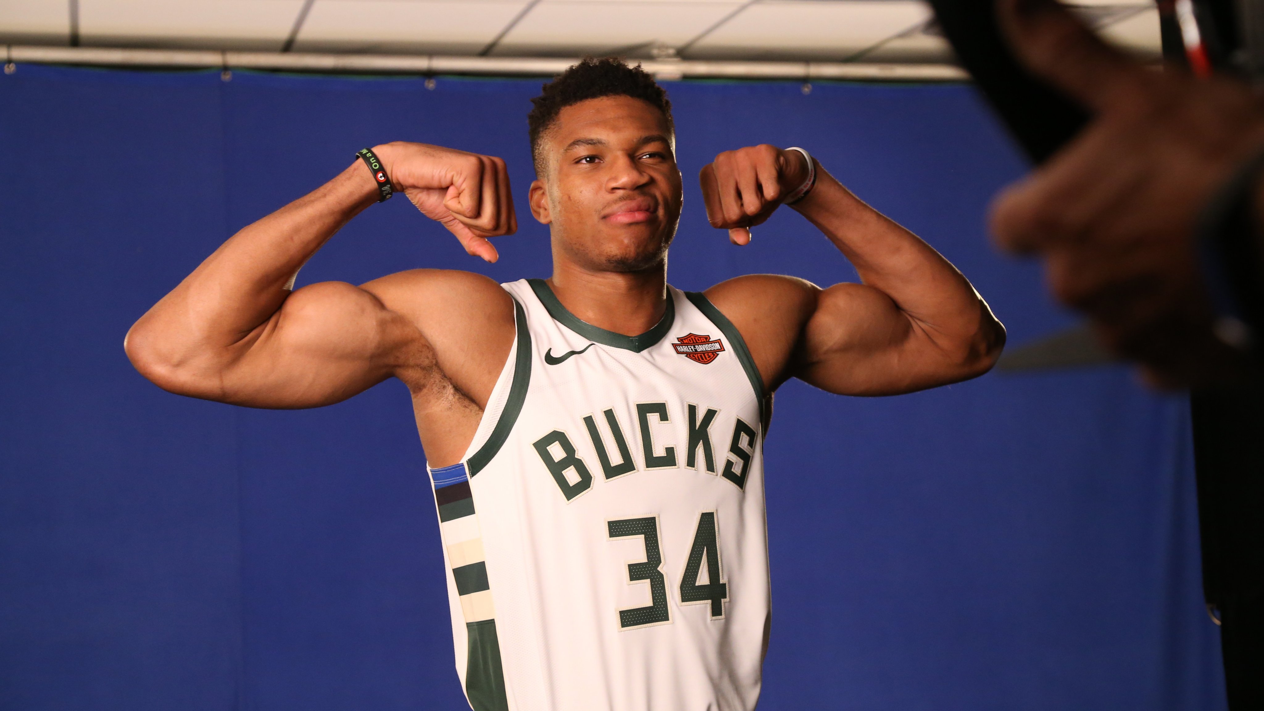 Milwaukee Bucks Daily: Giannis Antetokounmpo flexing three-point range