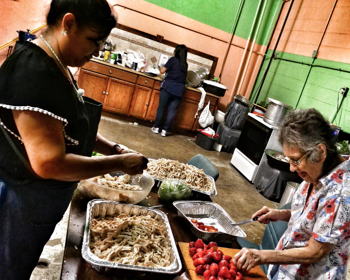 ParagonKilns's tweet photo. 🤔 Looking like some good home cookin' happening today! #ParagonIndustriesLP celebrating Arnold's legacy as he retires. #ThanksArnold #glassart #ceramics #Pottery #GlassBlowing #kilnpro #kiln #glass #Artisans #Educators #WeBringtheHeat https://t.co/oD1gpGCr0a