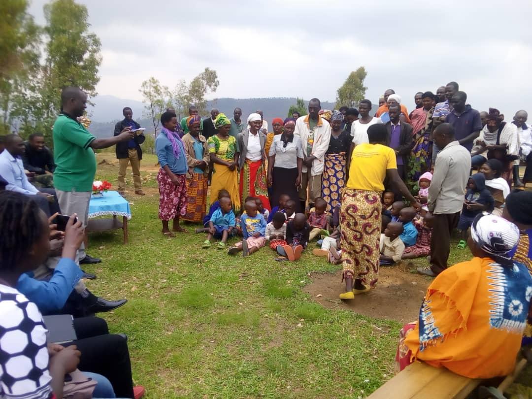 Nyamagabe's tweet photo. Intumwa za @NICrwanda hamwe n'abandi bayobozi b'akarere mu nzego zinyuranye basuye Itorero ryโumudugudu wa #Ryanyirataba ryo muri @SECTORKAMEGERI baganira n' abatoza biryo torero bijyanye n'imitoreze n'imikoranire hagati yabo.#MINISPOC https://t.co/UJZHmSkLW7