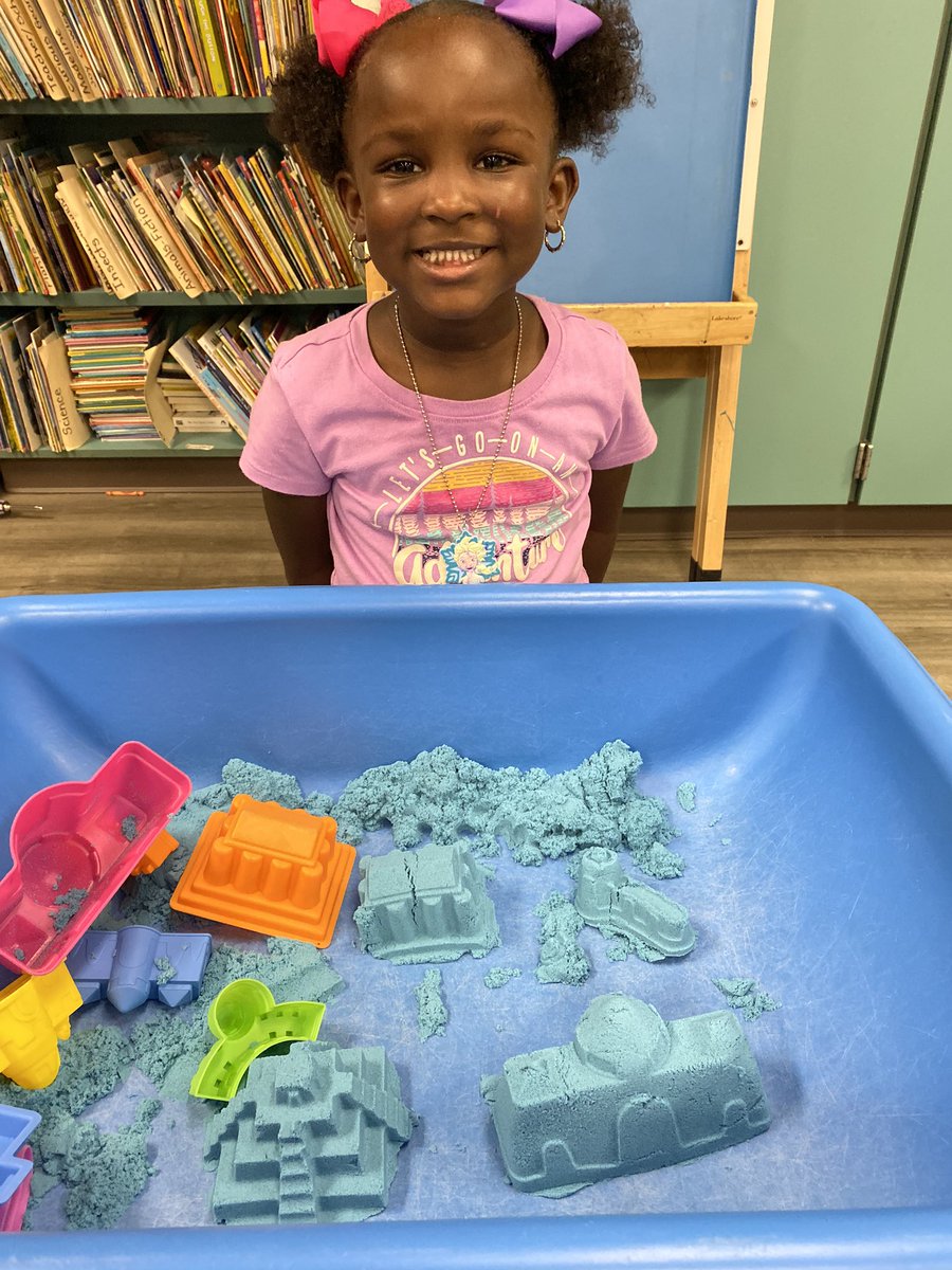 nfontanez01's tweet image. Kinetic sand is the best!! We are making sandcastles! #learntoplaytolearn @HumbleISD_LLE @HumbleISD_PREK