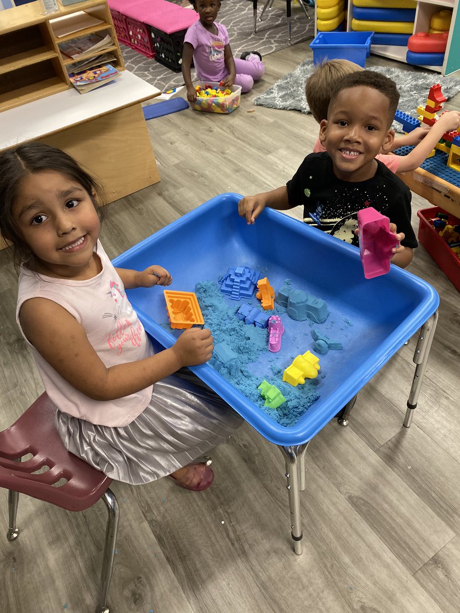 nfontanez01's tweet image. Kinetic sand is the best!! We are making sandcastles! #learntoplaytolearn @HumbleISD_LLE @HumbleISD_PREK