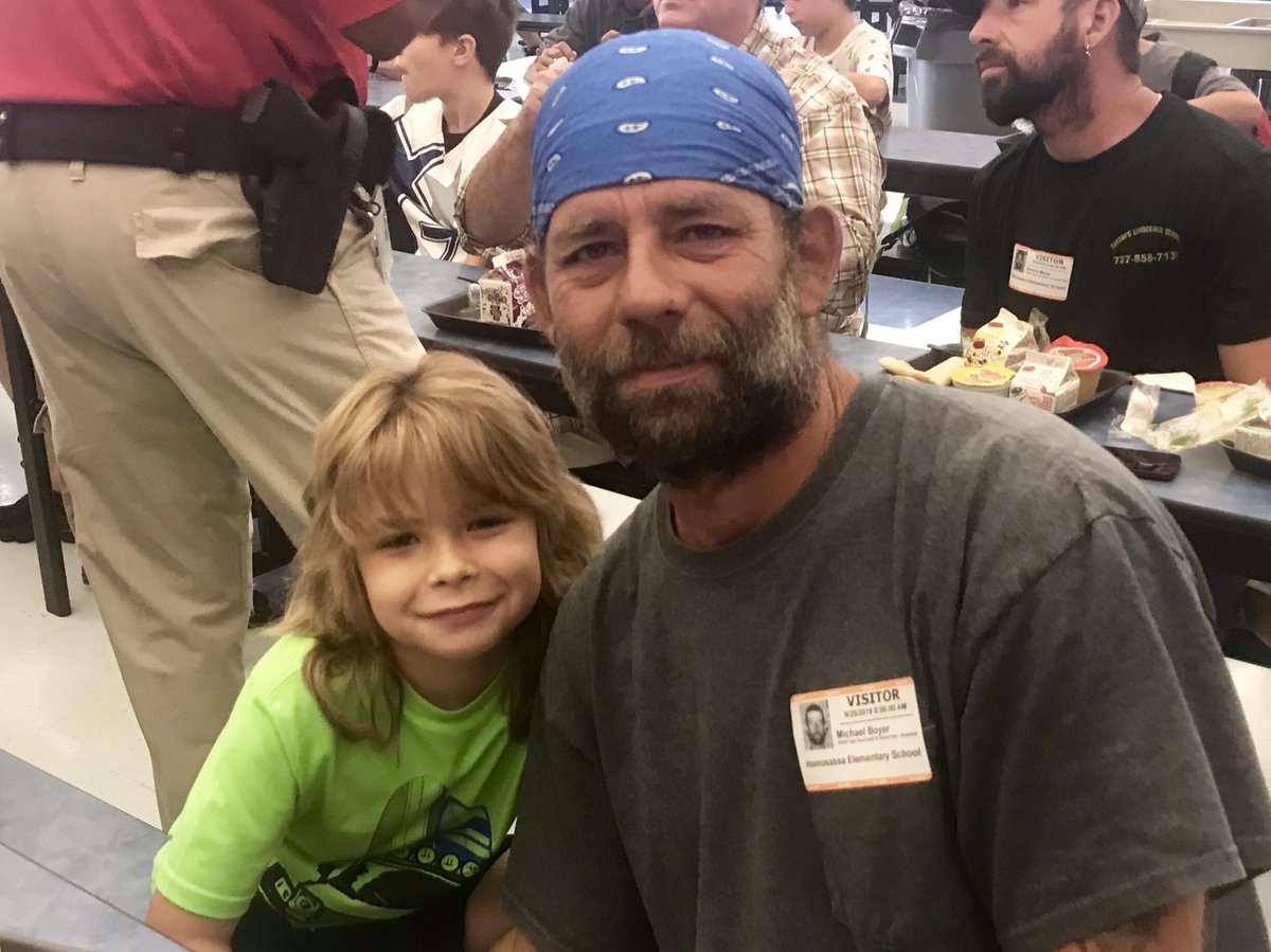 RowenaBalint's tweet photo. Dad’s day was a huge success! 175 dads/caregivers on campus! 👍#bringdadtoschoolday #underRumbrella #DolphinStrong https://t.co/9Mb5H3kmxY