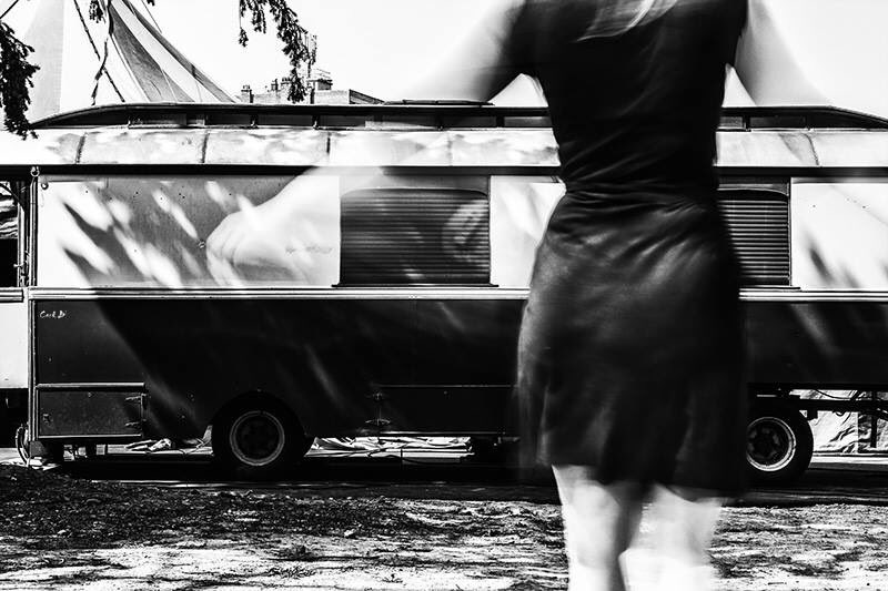 Se un vento adesso
porta ombre cattive
parole di turbamento 
tu cancella l’arsura
dammi da mangiare
dalla tua voce
un pane di parole intese
dentro le misure del silenzio
oggi che siamo
disabitati.

#MariangelaGualtieri