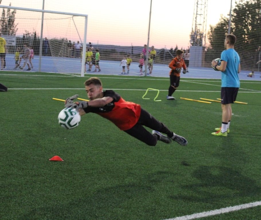 ApedemMontilla's tweet photo. 🥅PORTEROS | Son los guardianes de nuestra portería y tienen que estar a punto.
🧤 Ya han comenzado los entrenamientos específico de porteros, de la mano uno de los portero del @MontillaCF #Luija , ayudado por su hermano #JesúsRobles y Lucas.
#SomosCantera #Montilla #MontillaCF https://t.co/St5kEBZ4lm