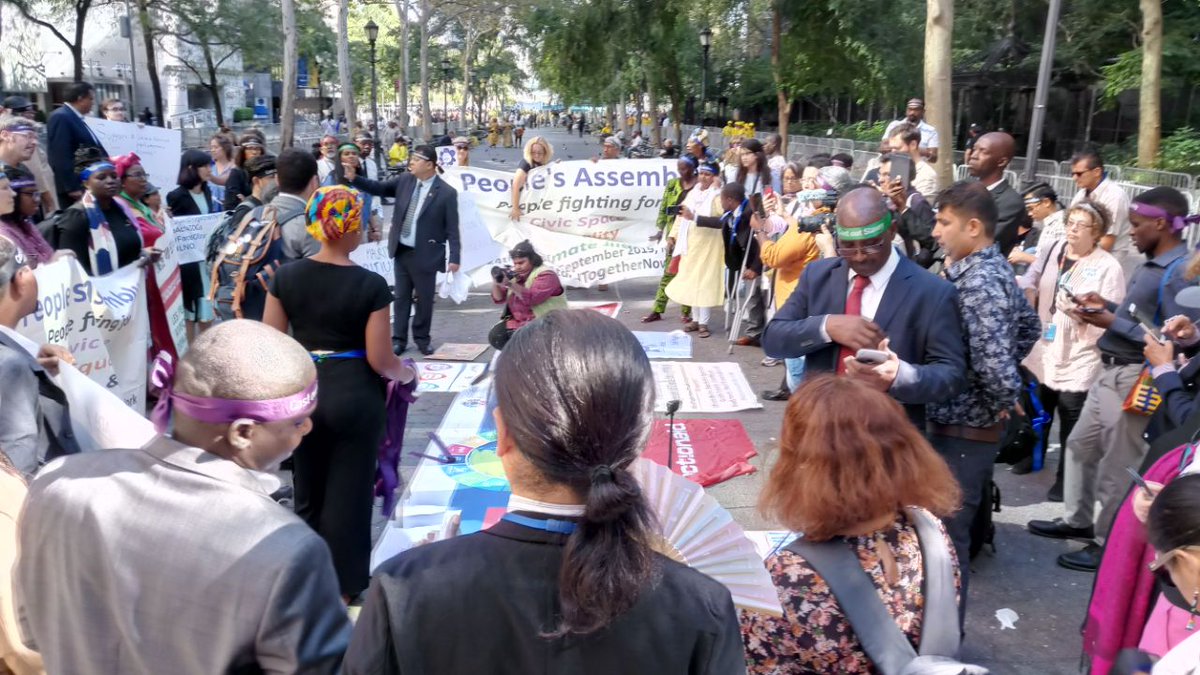 nachhaltig1welt's tweet photo. Die #PeoplesAssembly m. 300 Vertreter*innen der #Zivigesellschaft aus vielen Ländern hat heute in #NewYork eine Erklärung zum #UNSDGSummit veröffentlich. 4 Schwerpunkte: #Frieden + #Konflikt, #Klima + #Umwelt, #Ungleichheit + Stärkung d.Zivilgesellschaft https://t.co/nKKqtYcc5V https://t.co/rJbVFFZov5