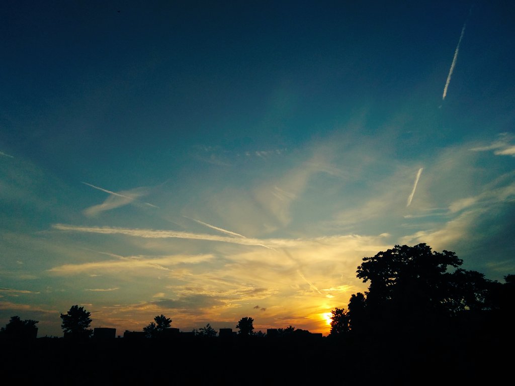 ransomredrum's tweet image. Someone&apos;s there with a ruler up above..
all onto the sun !
The September Sky

#Gurugram 
#phonecam
#withfilter
#dusk
#jetcontrails 
#Skyline