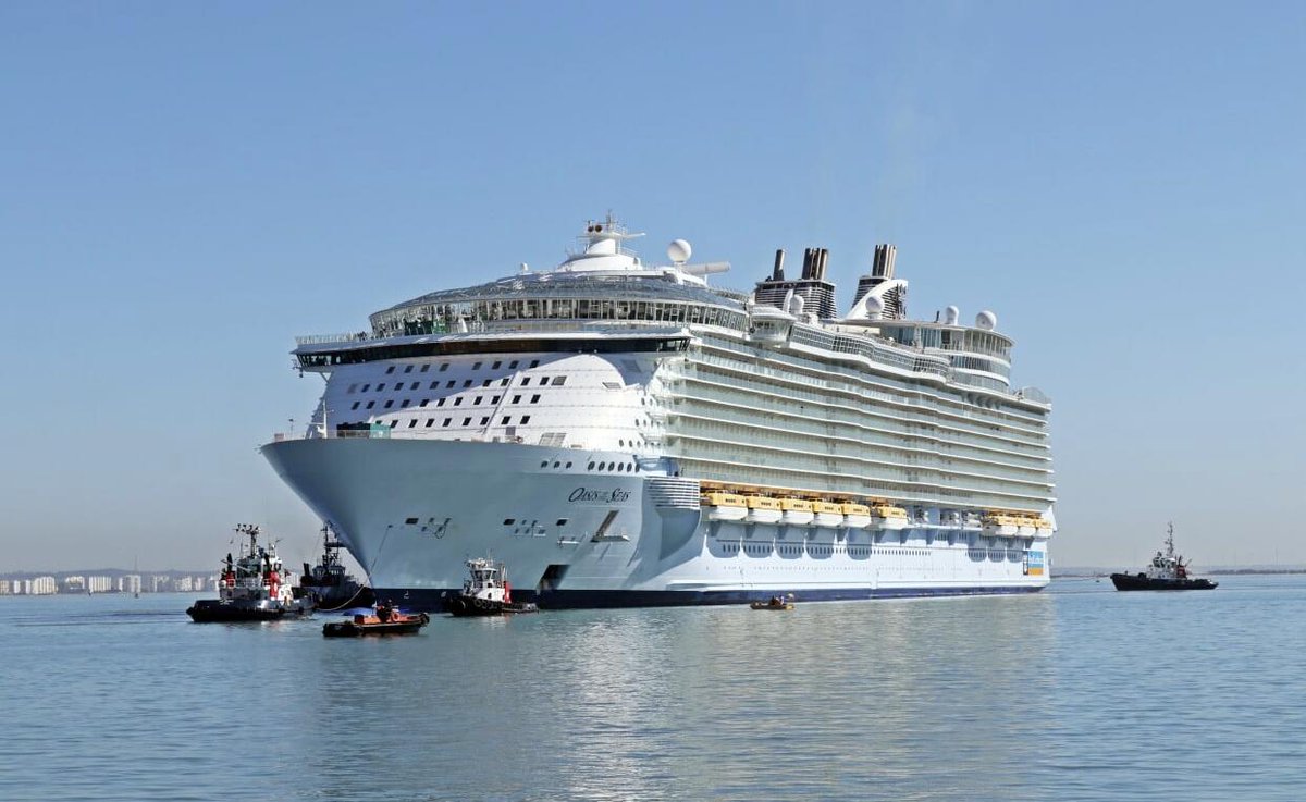NavantiaOficial's tweet photo. Astillero #Cádiz: Impresionante secuencia de la entrada del
crucero ‘Oasis of the Seas’ en el Dique Nº4
@RoyalES @RoyalCaribb
Mil gracias a @angelbuigas !

https://t.co/FVzV4ufjv3 https://t.co/LFNdBS8r6J