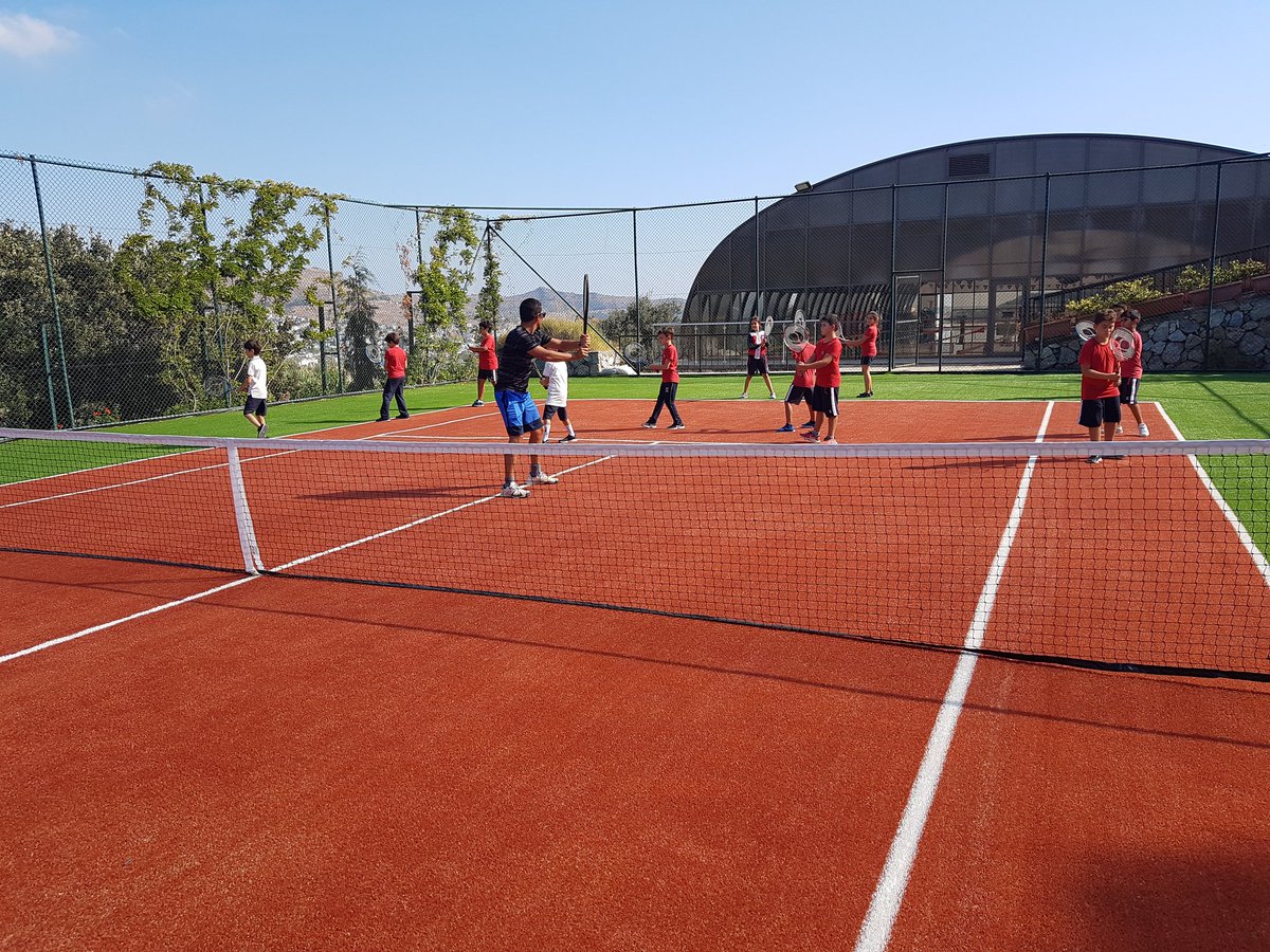 IlMugla's tweet photo. Bodrum Tenis Kulübü olararak  Ted Bodrum Kolejinde  7 yıldır devam ettirdigimiz Tenis Kulübü  çalışmalarına  2019-2020 eğitim öğretim yılının  3 haftası  itibariyle başlamış  bulunmaktayız  tenis kulübünü tercih eden öğrencilerimize basarili bir yıl dileriz. https://t.co/zKjcnOlYdb