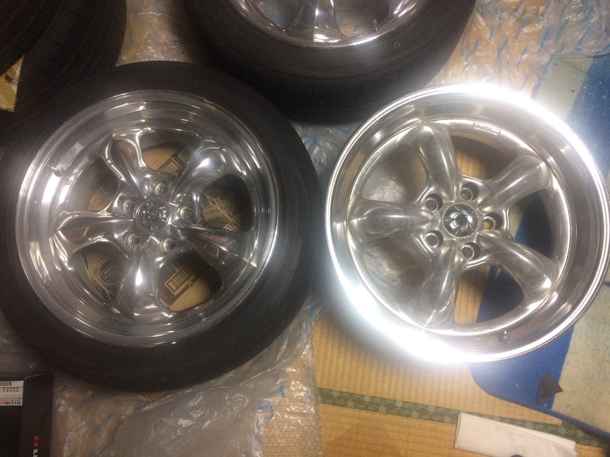 diablo1341398's tweet photo. ねえどぉ〜してぇ〜
リペア出して4、5種類の磨き剤、磨き布で半世紀磨きたおした左17inグッカより
買って洗っただけの右18inグッカの方がピカってん!?
おおん!?
#グッカーズ
#goocars https://t.co/U5J9bXnmjA