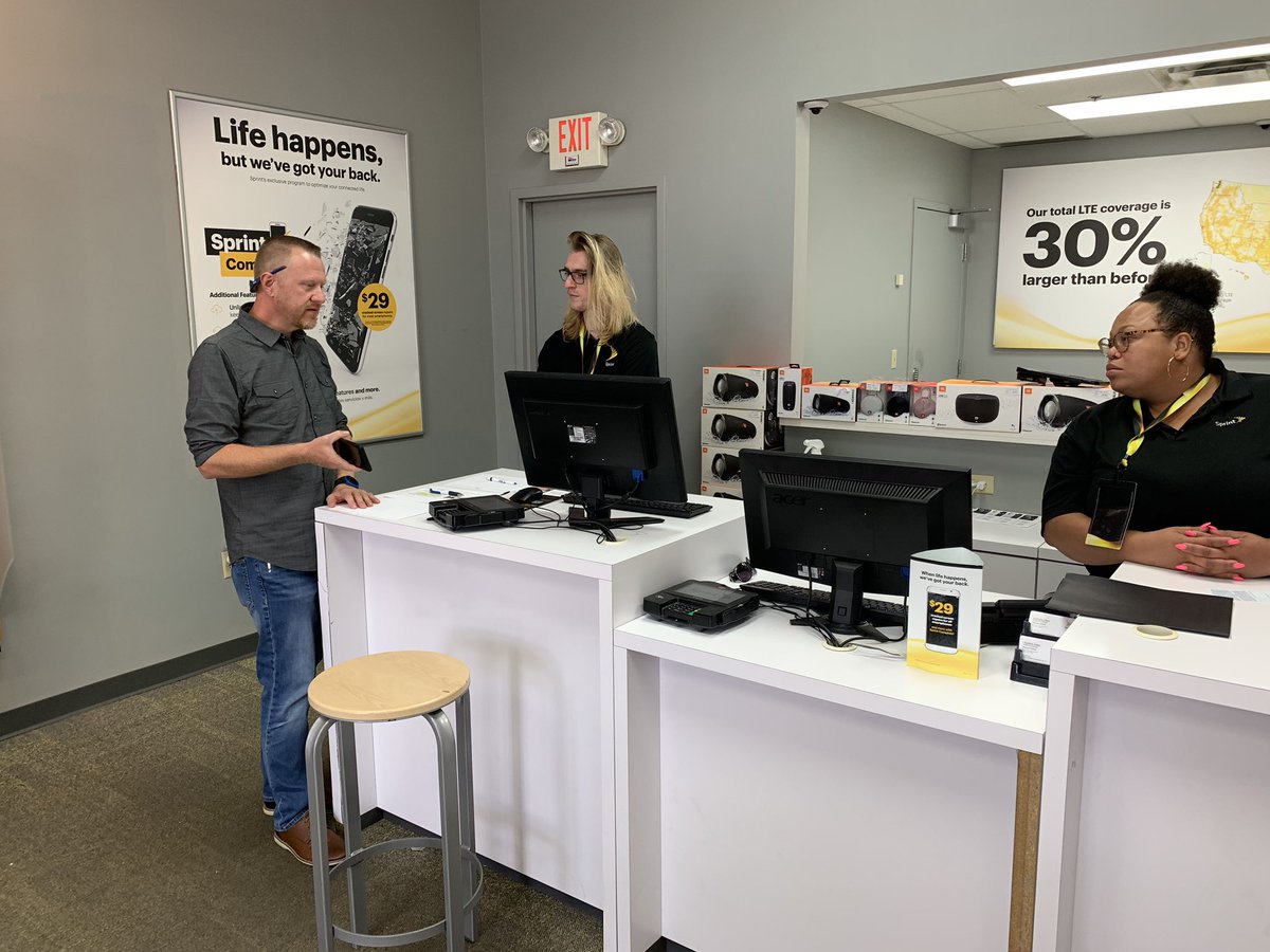 Promo_Champs's tweet photo. Had some great 🆑 visits with @Ryan_SprintCM & @BargerTravis in Dayton! Express and Preferred are 🔥’d up to win. Ready to sell the #6pack #fullsolutions #drivescorecard #winwithCL #askECET 💪🆑😀🔥👍@jimmills22 @wderrickwla @tracySprint @kgsg0007 https://t.co/eGqu7BXcUC