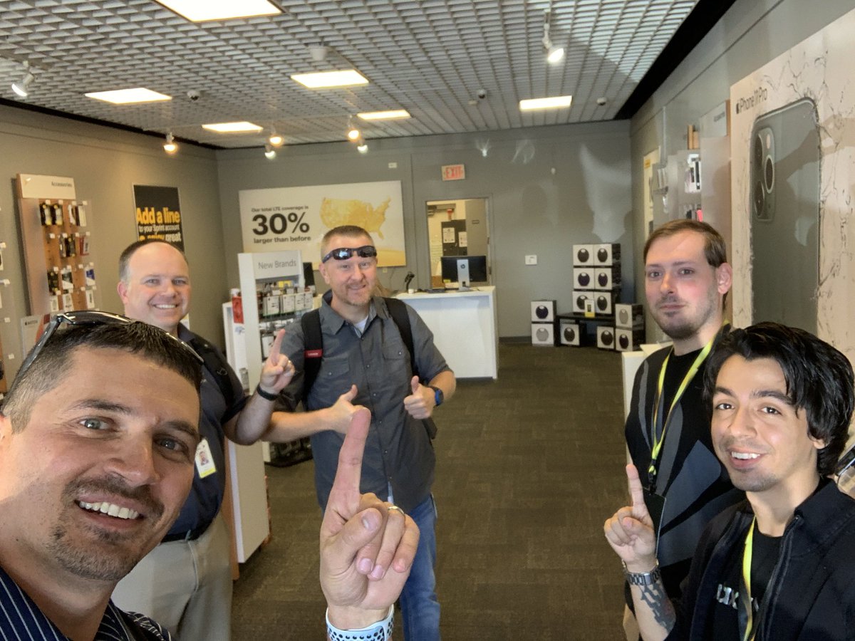 Promo_Champs's tweet photo. Had some great 🆑 visits with @Ryan_SprintCM & @BargerTravis in Dayton! Express and Preferred are 🔥’d up to win. Ready to sell the #6pack #fullsolutions #drivescorecard #winwithCL #askECET 💪🆑😀🔥👍@jimmills22 @wderrickwla @tracySprint @kgsg0007 https://t.co/eGqu7BXcUC